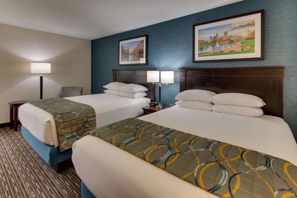 Queen Room with Two Queen Beds - Non-Smoking interior